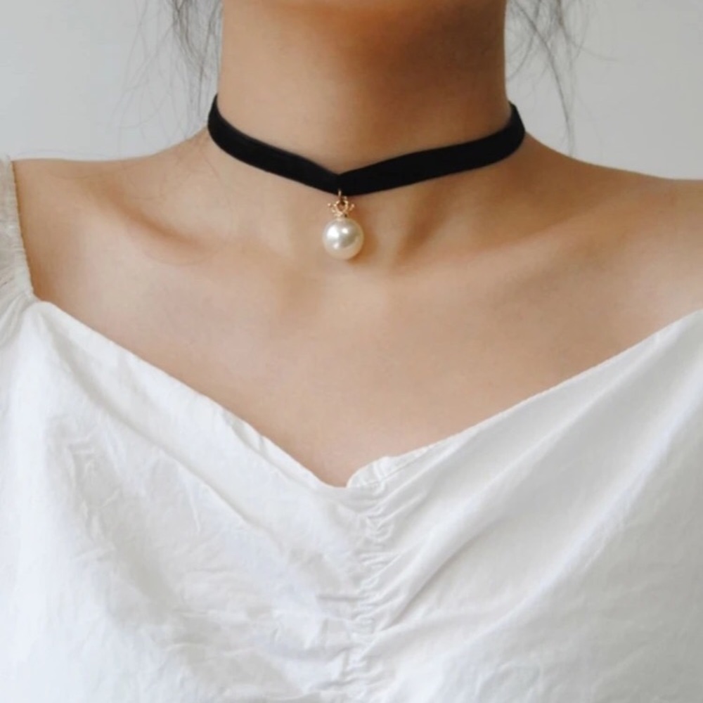π Pretty faux pearl crown choker π - Picture 3 of 4
